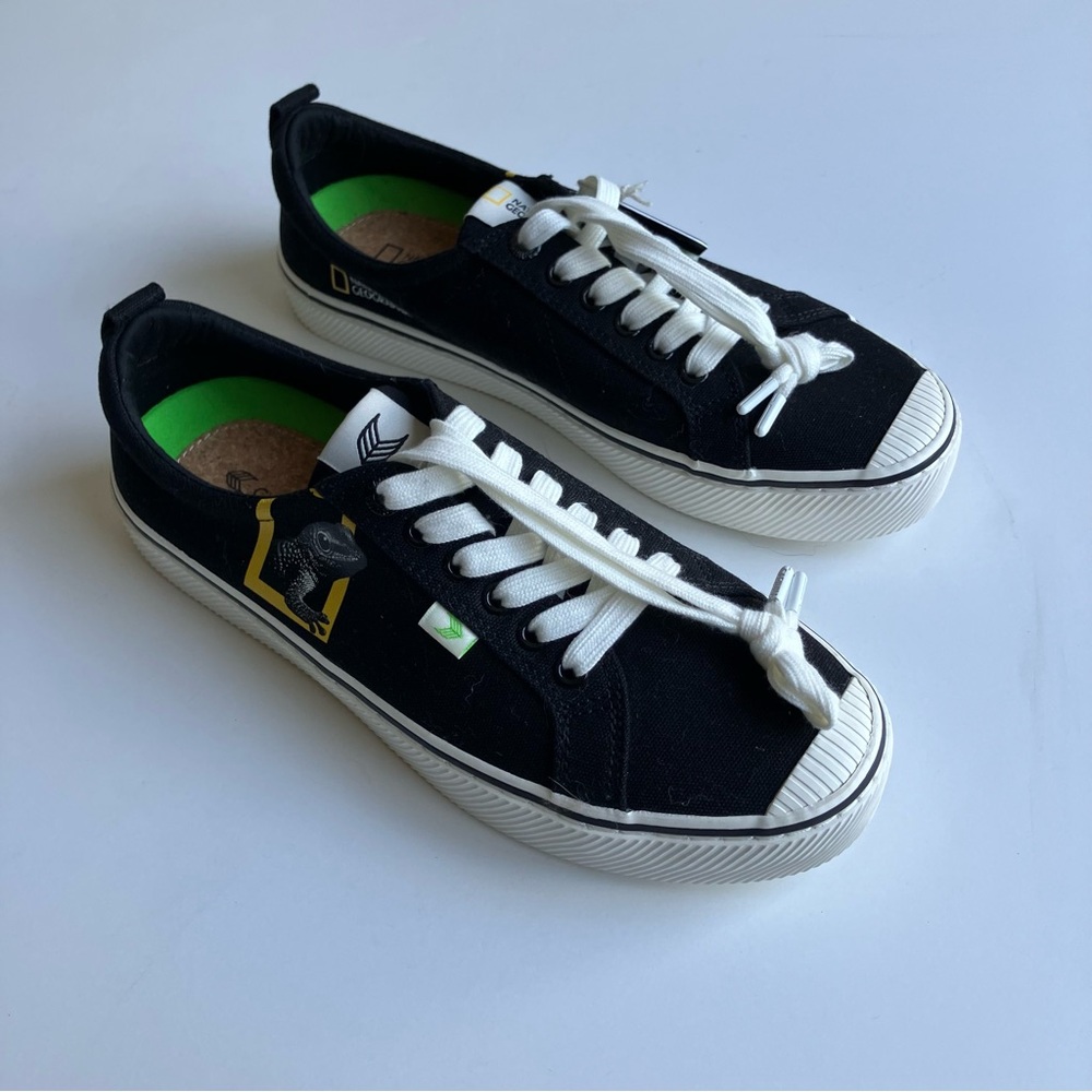 Cariuma Nat Geo OCA Low Top Size 10 Black White Lizard Sneakers Vegan Canvas NWT
